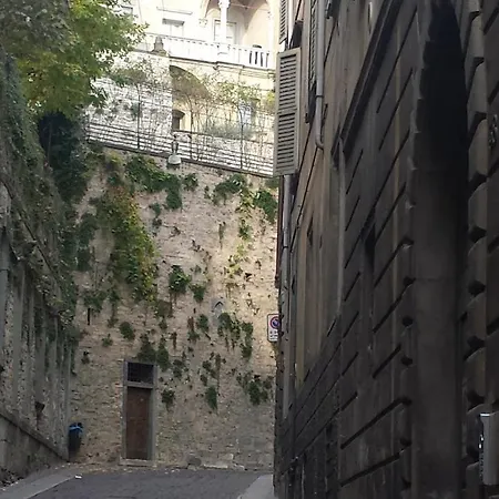 Jackie O' A La Maison Couette-café